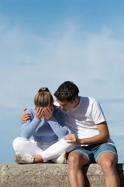 Tiener Jongen Troosten Zijn Depressieve Vriendin — Stockfoto