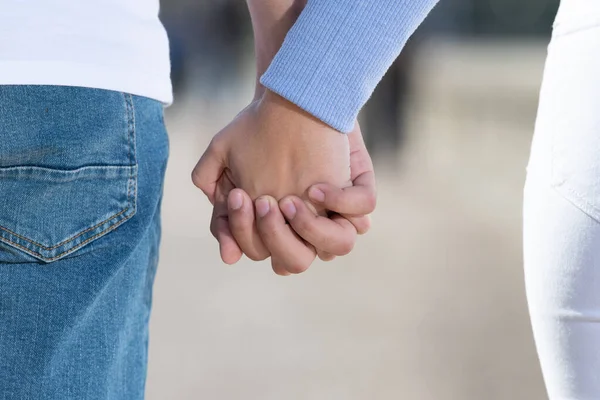 Nahaufnahme Eines Jungen Paares Beim Händchenhalten — Stockfoto