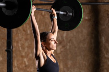 Halter kaldıran zinde bir kadın.