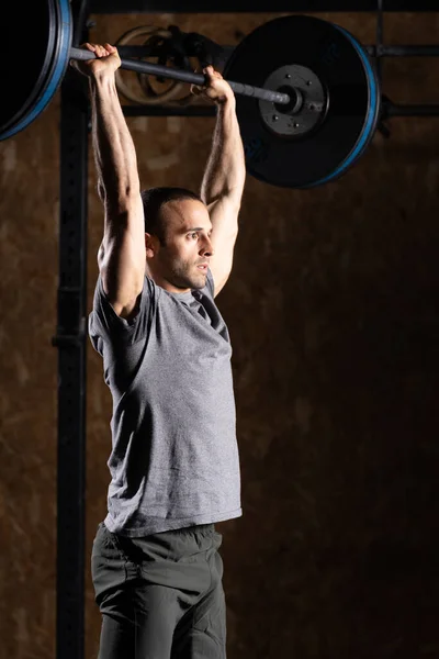 Fit Man Lifting Barbell — Stock Photo, Image