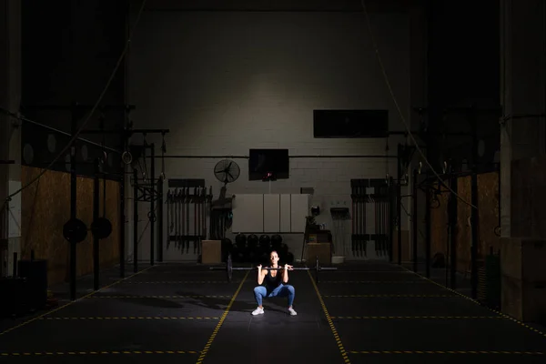 暗いクロストレーニングジムで一人で女性のトレーニングをフィット 決定と忍耐の概念 — ストック写真