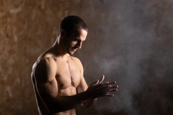 全神贯注的赤身裸体运动员的画像 确定身体护理的概念 — 图库照片