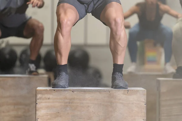 Pernas Close Caixa Homem Muscular Pulando Centro Treinamento Cruzado — Fotografia de Stock