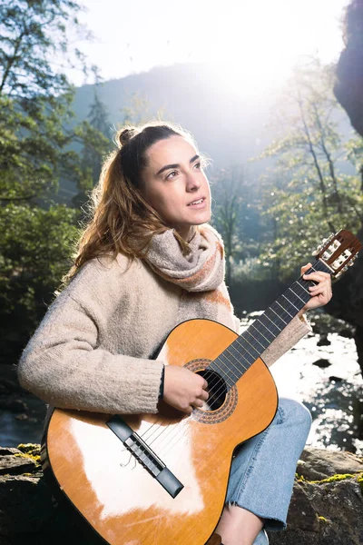 Giovane Musicista Che Suona Chitarra Natura — Foto Stock