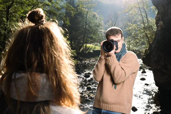 Joven Tomando Fotos Una Modelo Aire Libre Parque — Foto de Stock