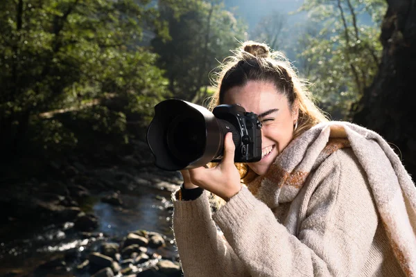 Fotógrafa Tomando Una Foto Aire Libre Junto Río — Foto de Stock