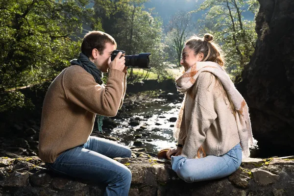 Jovem Tomando Retrato Close Para Mulher Bonita Livre Lado Rio — Fotografia de Stock