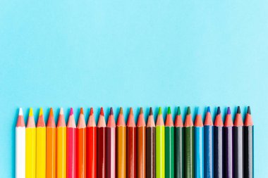 Mavi kopya alanı ile aynı yükseklikte renkli kalemler. Irksal eşitlik kavramı.