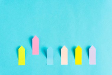 Renkli oklar yukarı bakıyor. Pembe yapıştırıcı dikkat çekiyor. Yetenek kavramının üzerinde durmak için ilk adımı atıyorum..