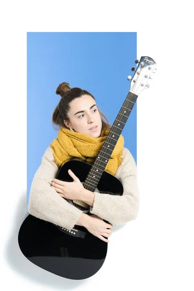 Muzyk Trzyma Jej Gitarę Myśli — Zdjęcie stockowe