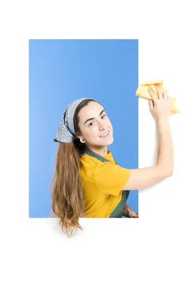 Hausfrau Reinigt Staub Von Der Weißen Wand — Stockfoto