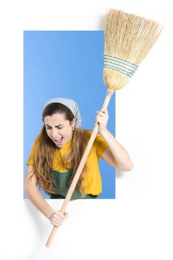 Pencerede dizüstü bilgisayar tutan ofis çalışanı