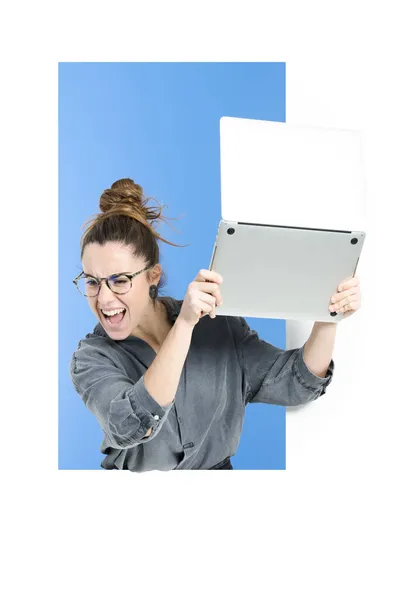 Trabalhador Escritório Segurando Laptop Janela — Fotografia de Stock