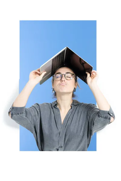 Büroangestellte Hält Laptop Fenster — Stockfoto