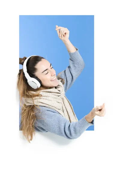 Νεαρή Γυναίκα Που Ακούει Μουσική Και Χορεύει — Φωτογραφία Αρχείου