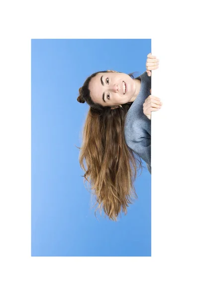 Femme Position Horizontale Avec Les Cheveux Longs Suspendus — Photo