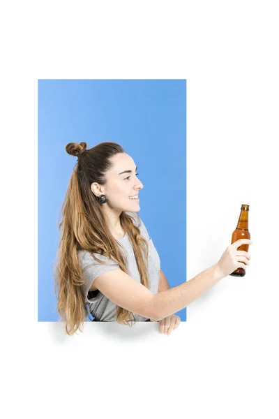 Junge Frau Feiert Mit Einem Bier — Stockfoto