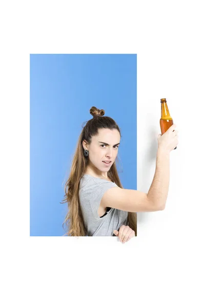 Silná Žena Drží Pivo Zatímco Ukazuje Biceps Svaly — Stock fotografie