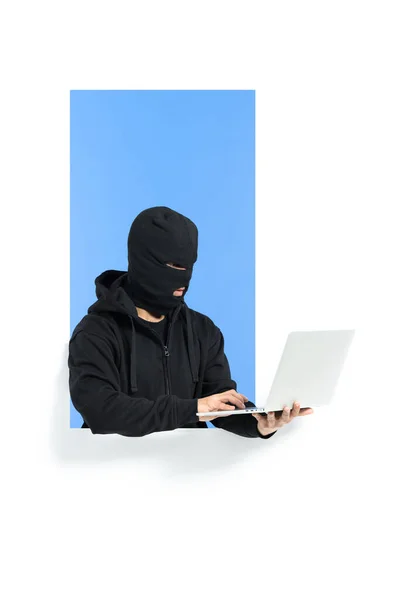 Een Hacker Met Een Masker Die Geld Steelt Van Een — Stockfoto