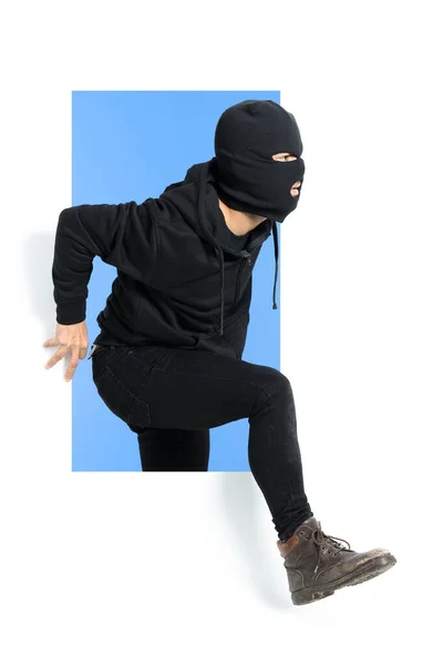 目に見えない泥棒が窓に一歩足を踏み入れる スタジオはコピースペースで撮影しました 強盗の概念の保険 — ストック写真