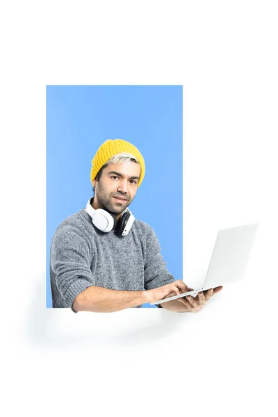 Spaanse Hipster Werkt Aan Laptop Freelancer Netwerken Met Witte Kopieerruimte — Stockfoto