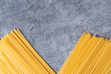 Taş zeminde makarna..