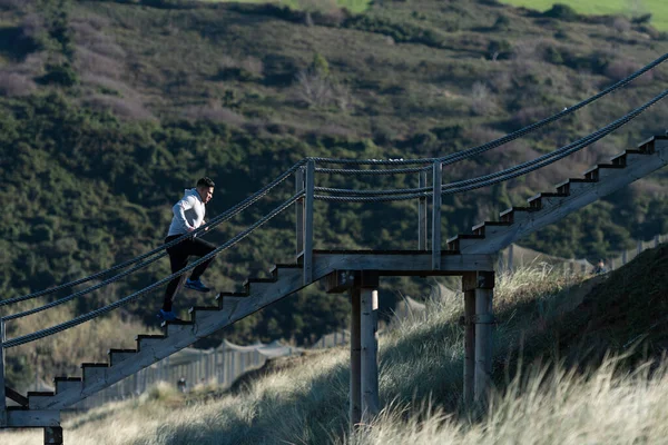 Merdivenlerde Latin Koşucu Eğitimi — Stok fotoğraf