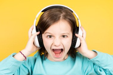Küçük kız bağırırken ya da yüksek sesle şarkı söylerken rock müzik dinliyor.