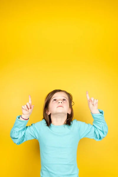 Criança Apontando Para Espaço Cópia Amarelo — Fotografia de Stock