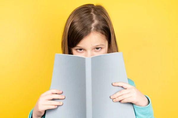 Menina Segurando Livro Olhando Para Câmera — Fotografia de Stock