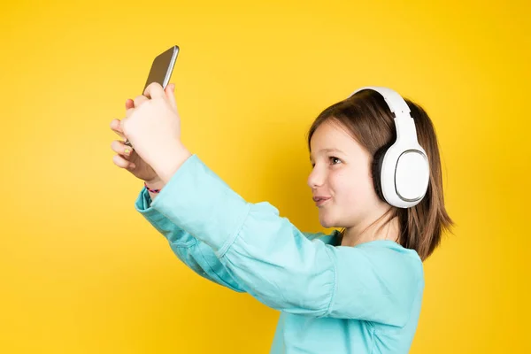 Menina Usando Fones Ouvido Tirando Uma Selfie Com Telefone — Fotografia de Stock