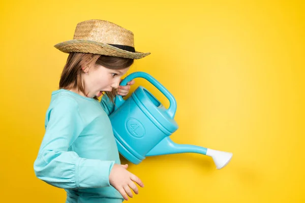 驚くべき小さな庭師の女の子を使用して散水缶 — ストック写真