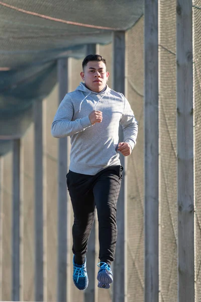 歩道を走っているラテン人 — ストック写真