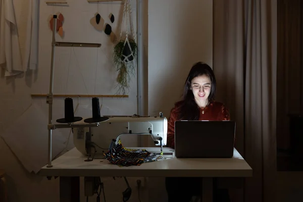 Freelancer Krawiec Pracuje Późna Swoim Laptopie — Zdjęcie stockowe