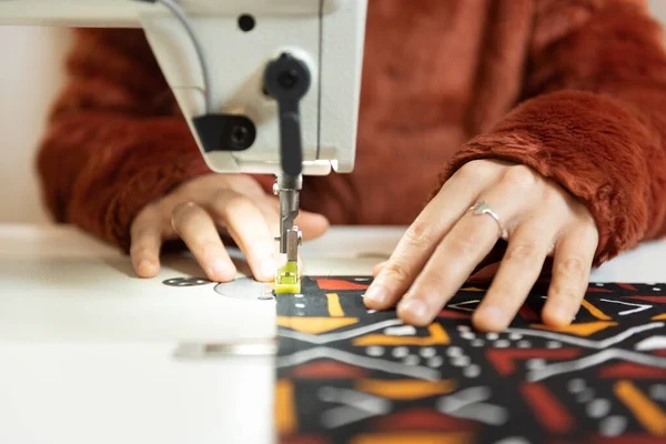 Closeup Hands Working Sewing Machine — Stock Photo, Image