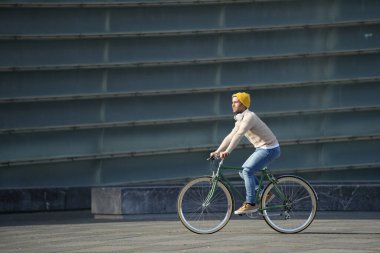 Klasik bisiklet süren İspanyol bir adam. Kentsel hareketlilik ve sürdürülebilirlik kavramı