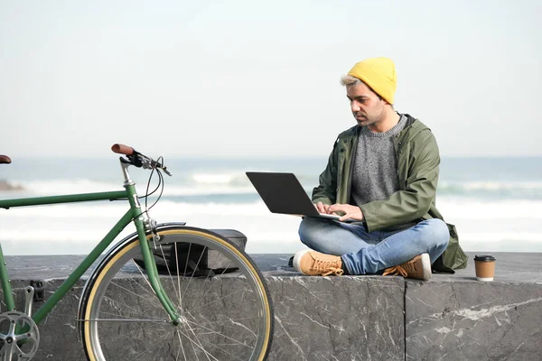 Латиноамериканец Работающий Своем Ноутбуке Улице Рядом Велосипедом — стоковое фото