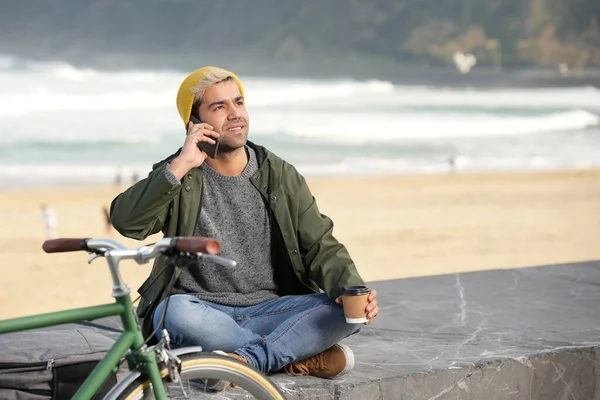 Ισπανόφωνος Μιλάει Στο Τηλέφωνο Και Χαλαρώνει Δίπλα Στο Ποδήλατο — Φωτογραφία Αρχείου