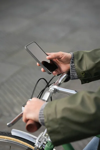 Fechar Mãos Segurando Telefone Guidão Bicicleta — Fotografia de Stock