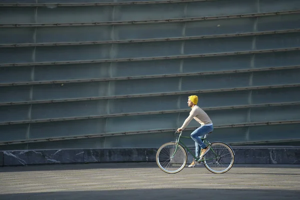 Hombre Hispano Montando Una Bicicleta Urbana Sol — Foto de Stock