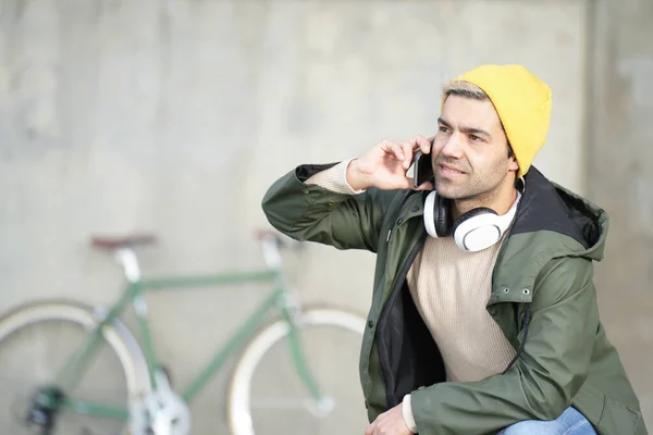 Ισπανόφωνος Μιλάει Στο Τηλέφωνο Ποδήλατό Του Στο Βάθος — Φωτογραφία Αρχείου