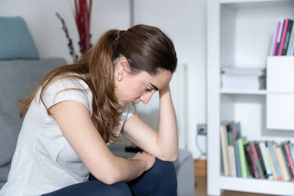 Una Joven Deprimida Sentada Sofá Concepto Salud Mental — Foto de Stock