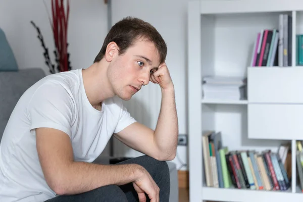 Hombre Con Depresión Sentado Salón Concepto Salud Mental — Foto de Stock