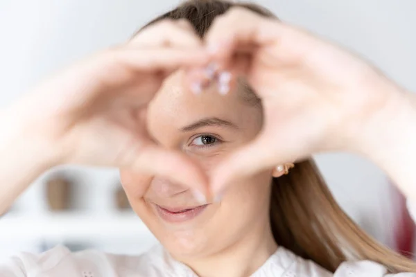 Leende Ung Kvinna Gör Hjärta Eller Kärlek Tecken Med Händer — Stockfoto