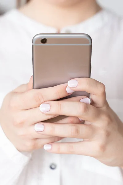 Zbliżenie Żeńskich Dłoni Trzymających Smartfona — Zdjęcie stockowe