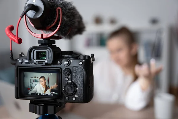 Bakifrån Professionell Videokamera Inspelning Kvinna Influencer Gör Handledning För Sociala — Stockfoto