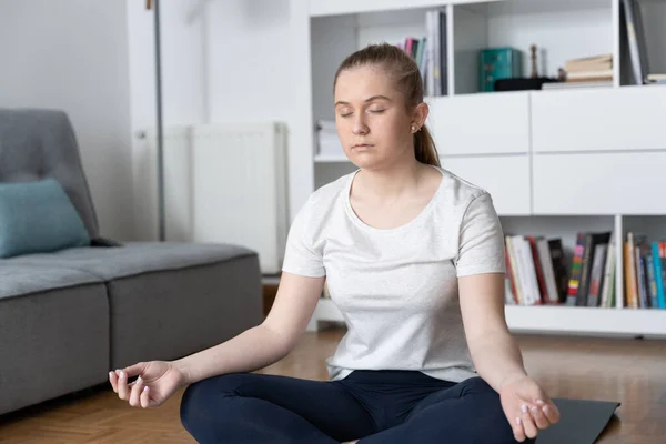 Adolescente Meditando Casa Mujer Joven Haciendo Ejercicio Respiratorio — Foto de Stock