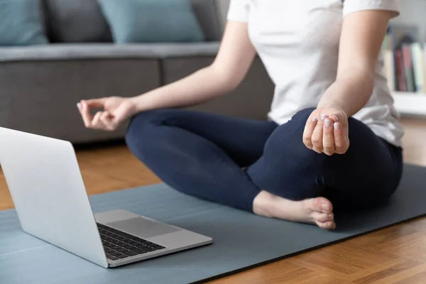 Mujer Sin Rostro Meditando Delante Laptop Concepto Clase Meditación Virtual — Foto de Stock