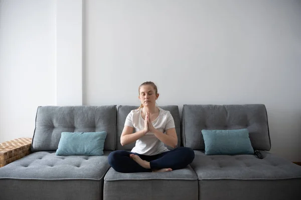Kanepede Meditasyon Yapan Genç Bir Kadın — Stok fotoğraf