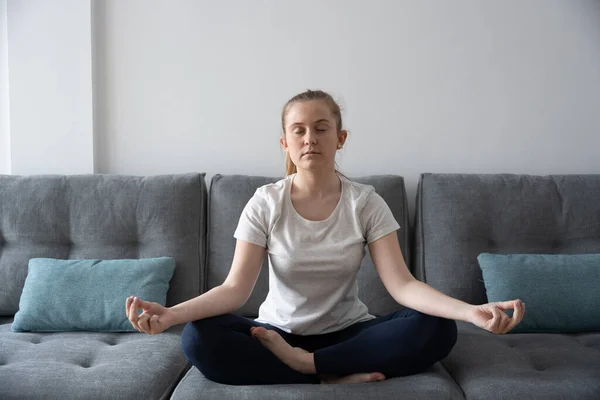 Adolescente Meditando Haciendo Ejercicios Respiración Sofá Posición Loto — Foto de Stock